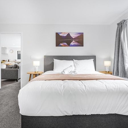 Modern Retreat With King Bed - By Kosh Bnb Hamilton Eksteriør billede