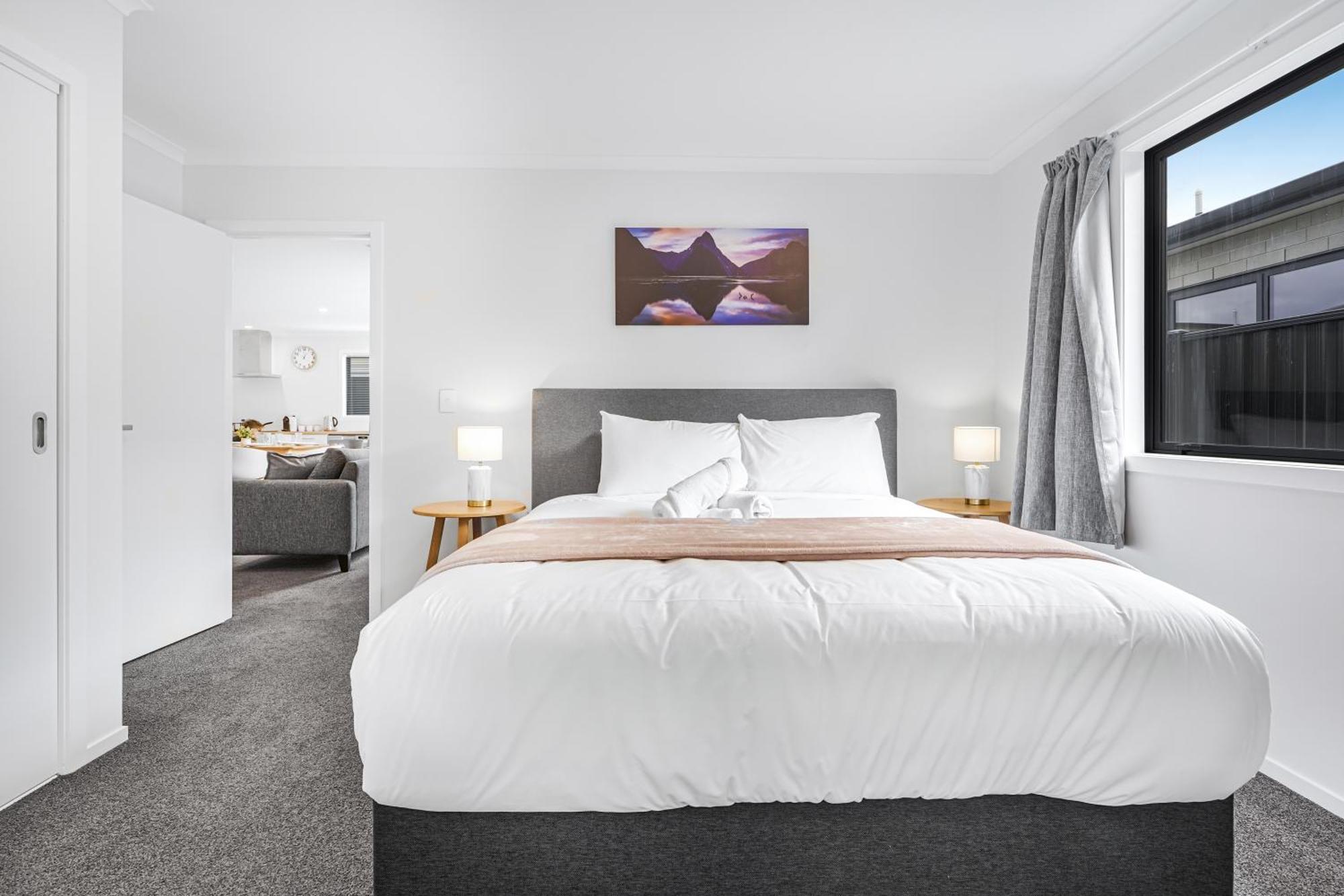 Modern Retreat With King Bed - By Kosh Bnb Hamilton Eksteriør billede