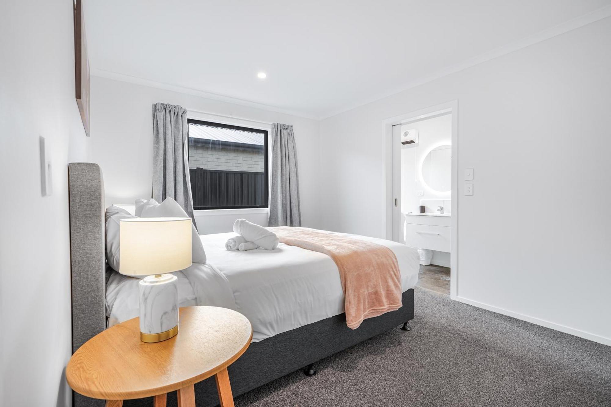 Modern Retreat With King Bed - By Kosh Bnb Hamilton Eksteriør billede