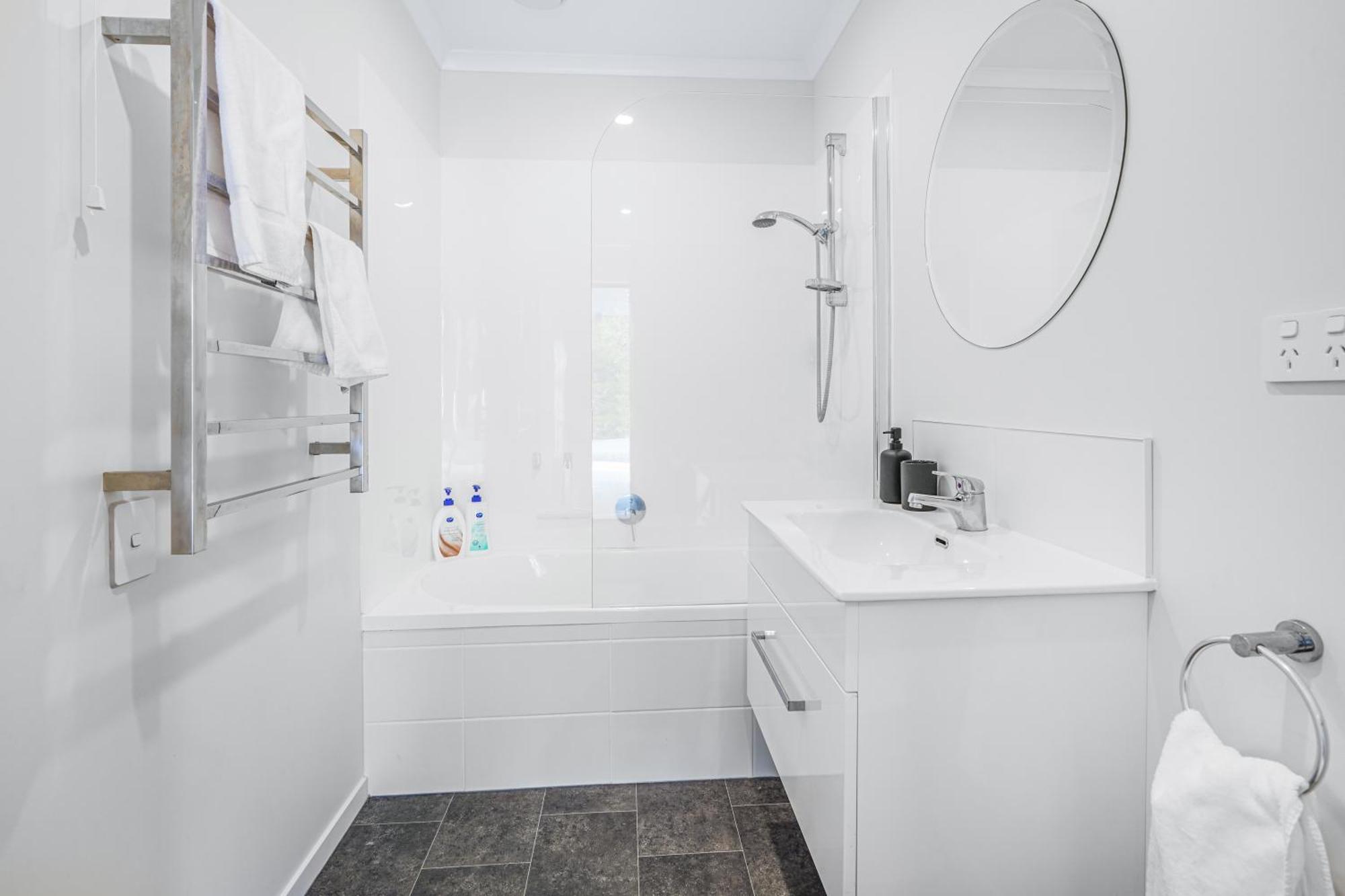 Modern Retreat With King Bed - By Kosh Bnb Hamilton Eksteriør billede