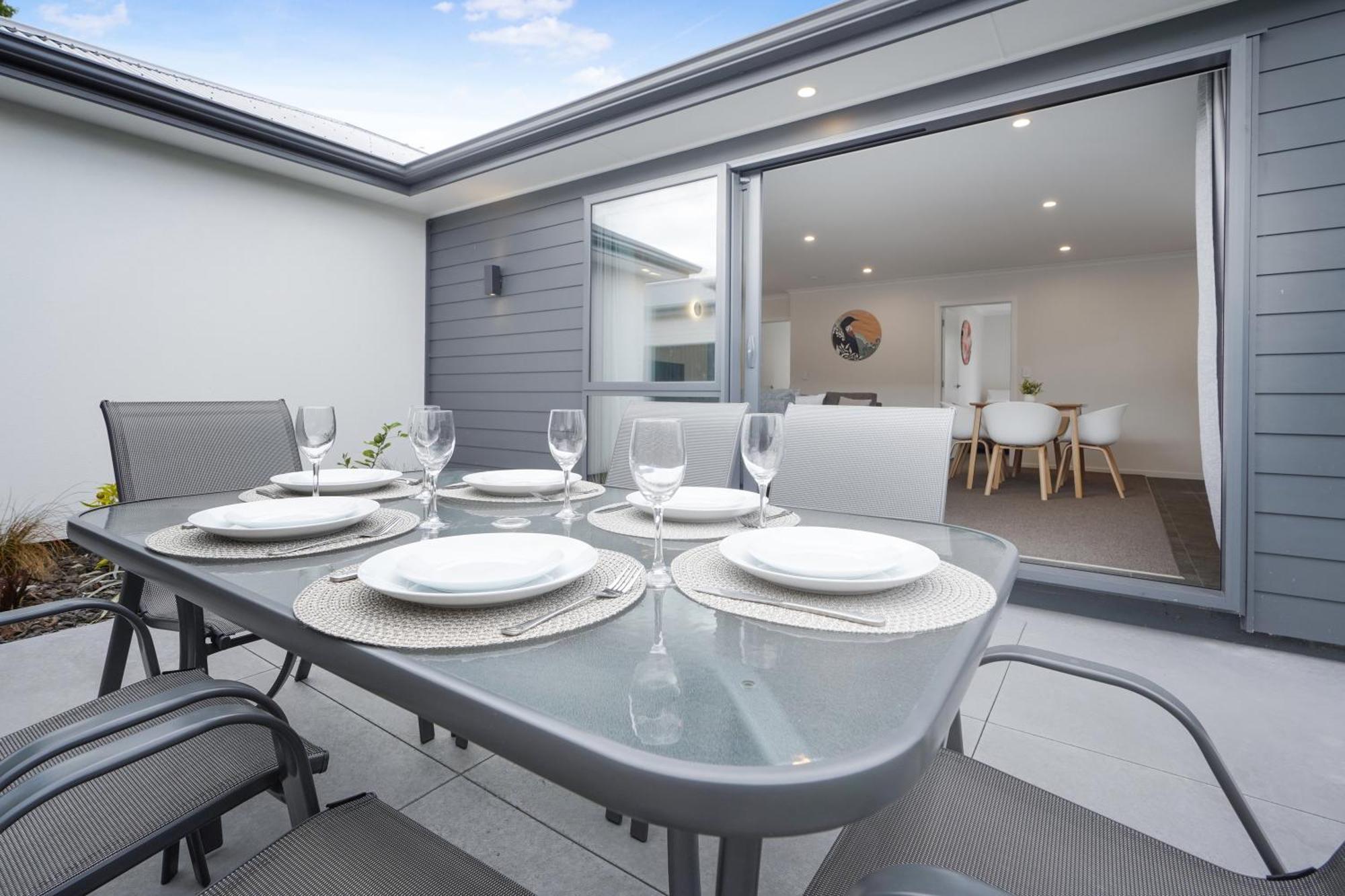 Modern Retreat With King Bed - By Kosh Bnb Hamilton Eksteriør billede